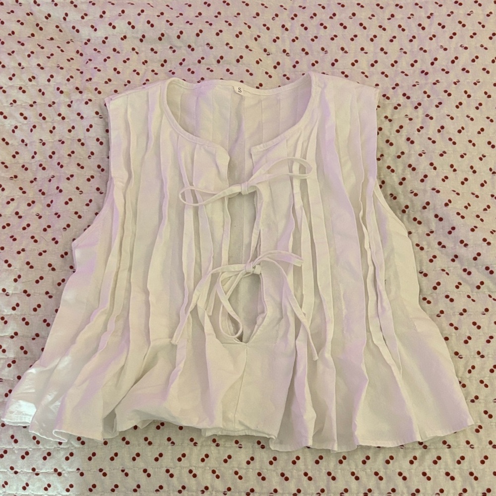 Women's White Open Tie Ruffle Sleeveless Top
Never Worn